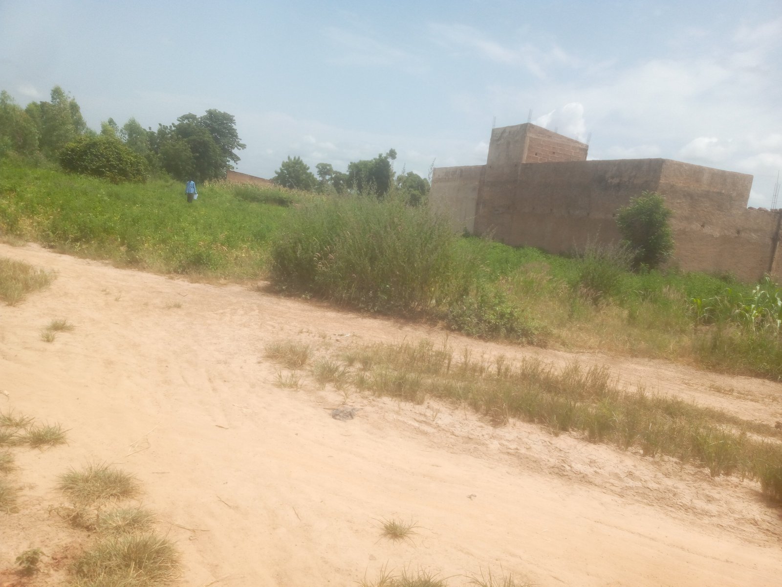 Image de A ventre un terrain nue de 327 m2 sise à MOUNTOUGOULA - Terrain nue